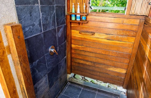 Drawaqa Island Hostel | Barefoot Manta Island Resort and Marine Sanctuary
