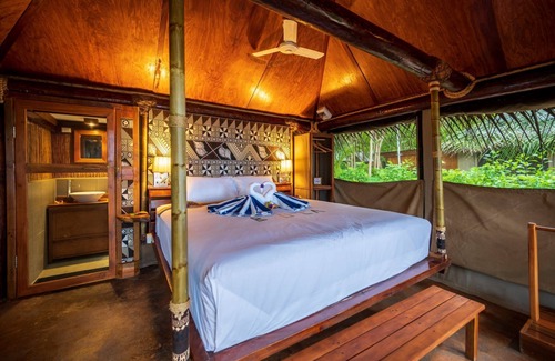Drawaqa Island Hostel | Barefoot Manta Island Resort and Marine Sanctuary