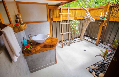 Drawaqa Island Hostel | Barefoot Manta Island Resort and Marine Sanctuary