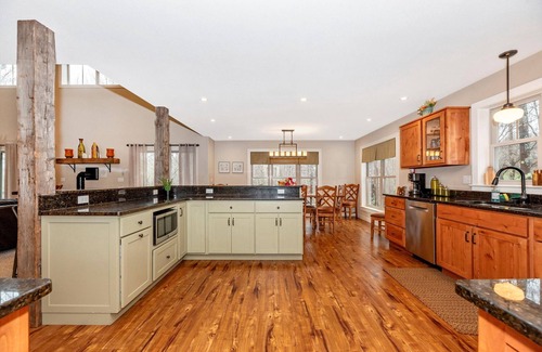 McHenry House | Barley Moon Retreat, Golf Area, EV Charger, 5BR