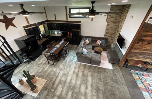 Eminence House | Barn by The Creek- Barn turned bnb on a creek in Eminence, sleeps 10