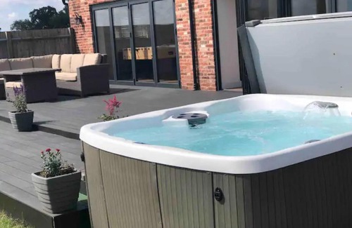 Isley Walton House | Barn Conversion with Hot Tub & Beautiful Views sleeps 12