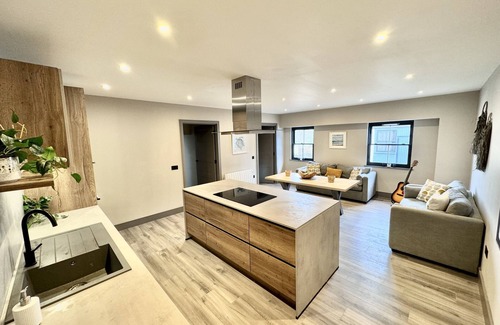 Kippen House | Barn, large entertainment space +hot tub, sleeps 6