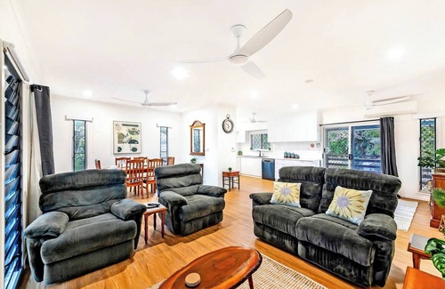 Leanyer House | Baroalba Pool House Sprawling Tropical Escape