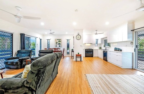 Leanyer House | Baroalba Pool House Sprawling Tropical Escape