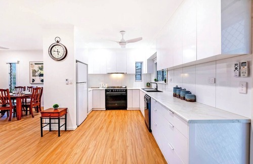 Leanyer House | Baroalba Pool House Sprawling Tropical Escape