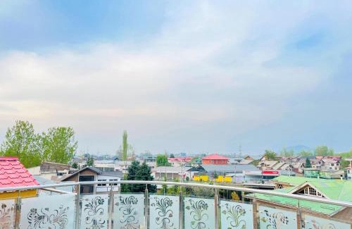 Srinagar House | Bashaw Residency Top Rated In Srinagar Only 6 Kms from Srinagar International Airport And Only 5 Kms From Srinagar Railway Station