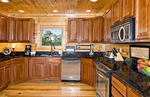 Gatlinburg - Pigeon Forge Cabin | Bashful Bear: 6 bedrooms, Hot Tub, Elevator, Views, Gameroom, Theater