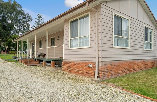 Erowal Bay House | Basin Escape - short walk to the waters edge.