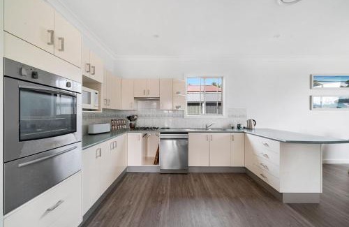 Erowal Bay House | Basin Escape - short walk to the waters edge.