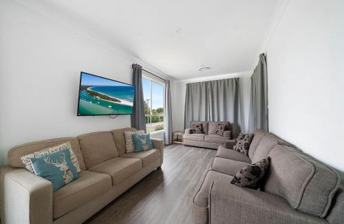 Erowal Bay House | Basin Escape - short walk to the waters edge.