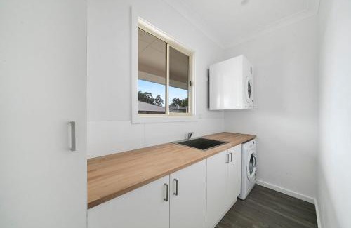 Erowal Bay House | Basin Escape - short walk to the waters edge.