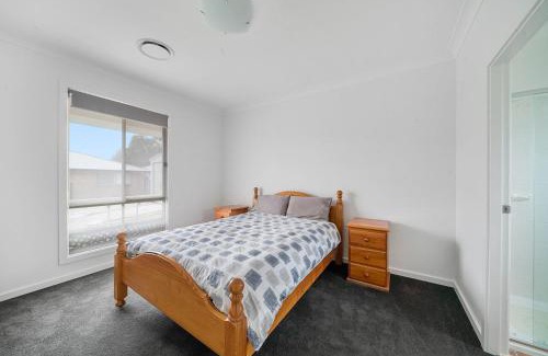 Erowal Bay House | Basin Escape - short walk to the waters edge.