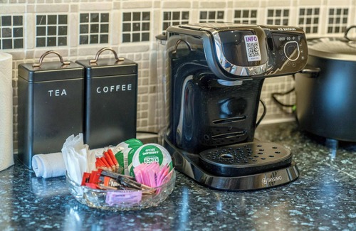 Battersea Apartment | Battersea Park 7 Min walk Balcony Cafés Below