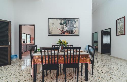 Batu Pahat Villa | Batu Pahat w Pool table & Karaoke Villa 4BR16pax by Our Stay