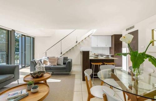 Huskisson Apartment | Bay Breeze Summary: M