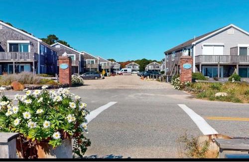 Provincetown Apartment | Bay Colony Breeze