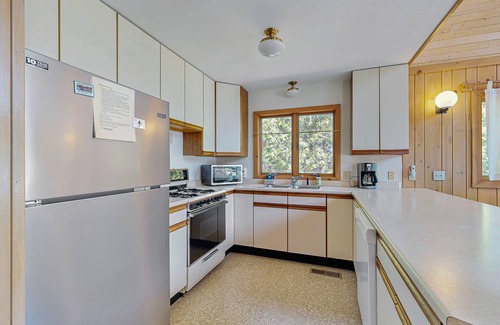 Hancock House | Bay Home W/Beautiful Water Views, Rock Ledge Shoreline, Deck, Firepit & WiFi