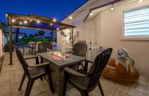 Bay Crest Park House | Baycrest Waterfront Pool Dock Gym Bikes