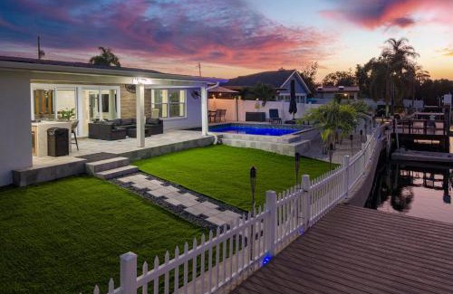 Bay Crest Park House | Baycrest Waterfront Pool Dock Gym Bikes