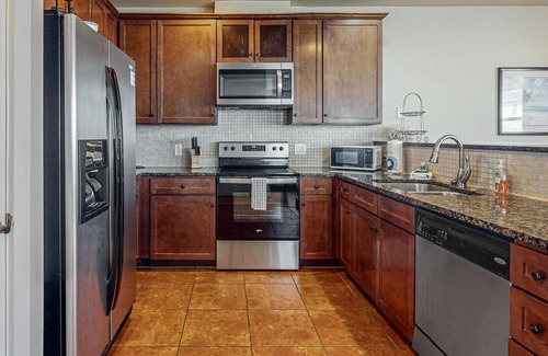 Galveston Condo | Bayfront condo with scenic views, pool & hot tub - near the beach