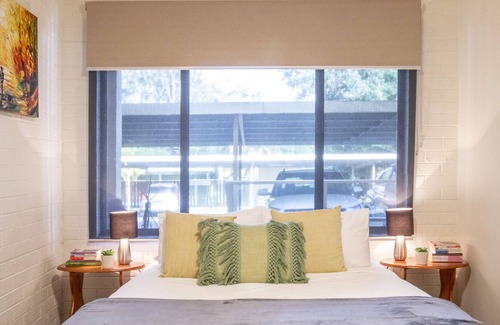 Batehaven Apartment | Bayfront Getaway Unit with Stunning Views