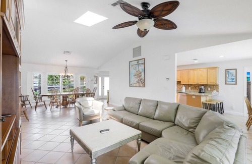 Marco Island House | Bayfront Paradise on Marco, Private Pool, Walk to Beach, Summer Discounts!