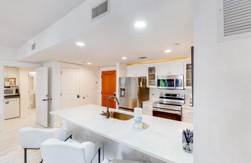 Baytowne Wharf Apartment | Baytowne Wharf - Market Street Inn #338