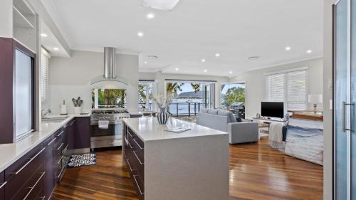 Killcare House | 'Bayview at Hardys Bay' by HolidayCo