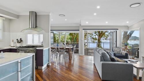 Killcare House | 'Bayview at Hardys Bay' by HolidayCo