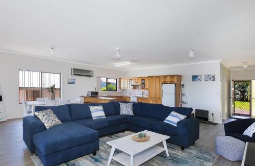 Erowal Bay House | Bayview I Absolute Waterfront with Jetty I 5 Mins to Hyams Beach