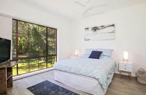 Erowal Bay House | Bayview I Absolute Waterfront with Jetty I 5 Mins to Hyams Beach