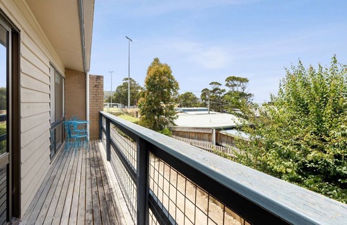 Lorne House | Bayview Number Four - Pet Friendly With Secure Yard