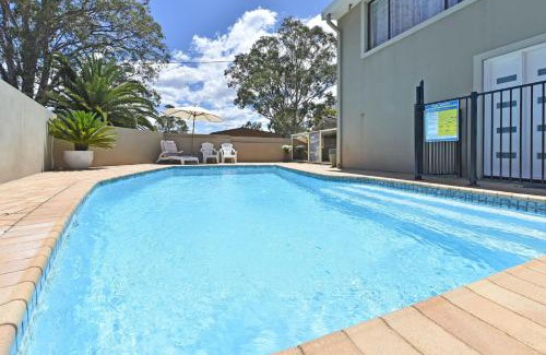 Silverwater House | Baywatch Waterfront Lake Retreat with Private Jetty at Silverwater Lake Macqaurie