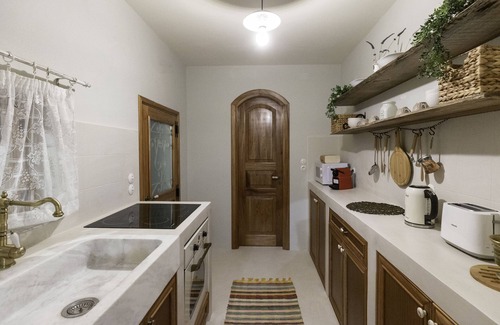 Archangelos House | Be one of the first guests who stays in an original traditional home!