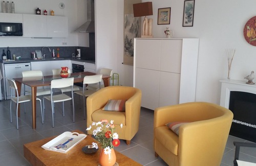Palavas-les-Flots Apartment | Beach 20m, sea view, 3rd floor, private lift/parking/charging station