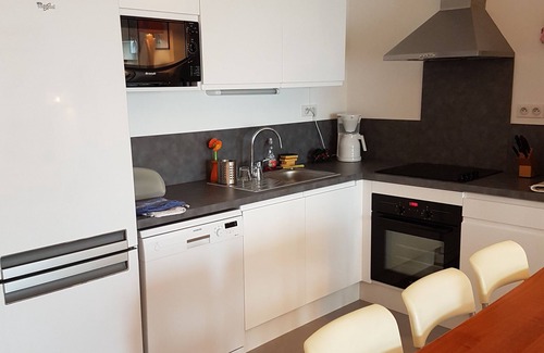 Palavas-les-Flots Apartment | Beach 20m, sea view, 3rd floor, private lift/parking/charging station