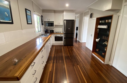 Torquay House | Beach 3min walk. Outdoor shower. AC. Wi-Fi. BBQ
