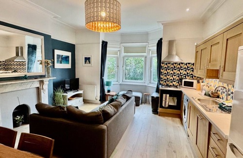 Southsea Apartment | Beach at end of road, private parking, dog welcome