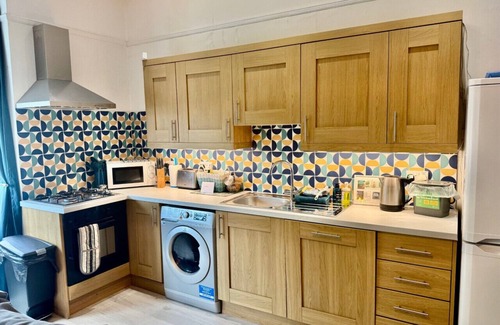Southsea Apartment | Beach at end of road, private parking, dog welcome