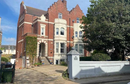 Southsea Apartment | Beach at end of road, private parking, dog welcome