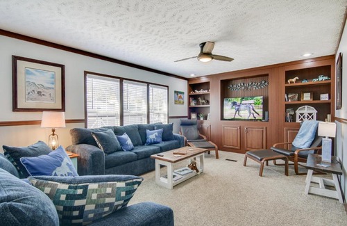 Chincoteague House | Beach Bay Pony Place with Ponies 1 Mi to Water!