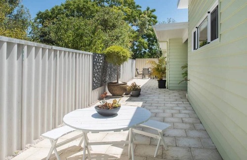West Busselton House | Beach Bum Bungalow 2- WIFI, Short walk to the beach