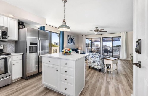 Holiday Isle Condo | Beach Chairs & Umbrella Included- Quick Walk to Private Beach- Golf Course View