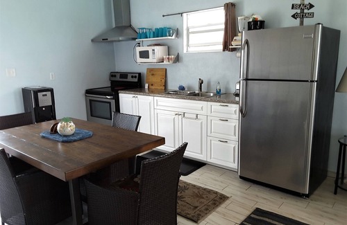 Alice Town Apartment | BEACH FRONT-CENTRAL LOCALE-SUNSET VIEW-FREE WIFI-A/C-FAMILY FRIENDLY-AMENITIES