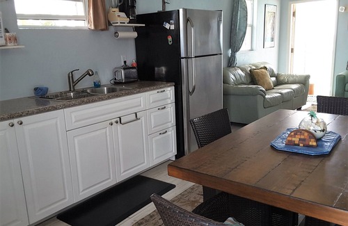 Alice Town Apartment | BEACH FRONT-CENTRAL LOCALE-SUNSET VIEW-FREE WIFI-A/C-FAMILY FRIENDLY-AMENITIES