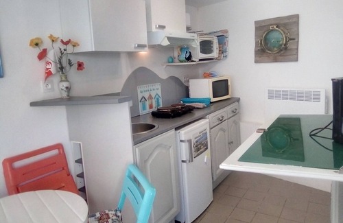 La Chaume Apartment | BEACH-FRONT COTTAGE/STUDIO. ROMANCE FOR 2. Linen provided.