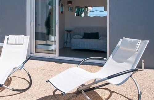 La Chaume Apartment | BEACH-FRONT COTTAGE/STUDIO. ROMANCE FOR 2. Linen provided.