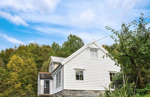 Samnanger House | Beach front home in Tysse with WiFi