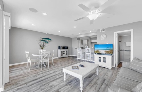 Fort Bay Condo | 🌊Beach Front Views | Ground Floor | Steps to Pool | Latitude 29 #25🌊
